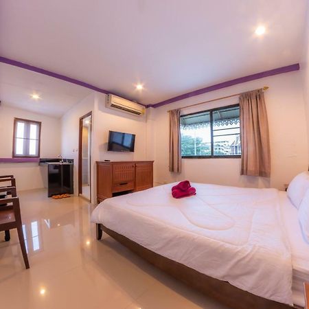 Enrico Hostel Patong Exteriör bild