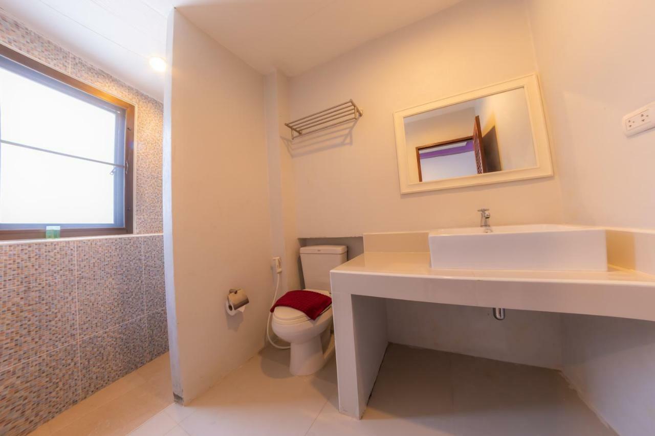 Enrico Hostel Patong Exteriör bild