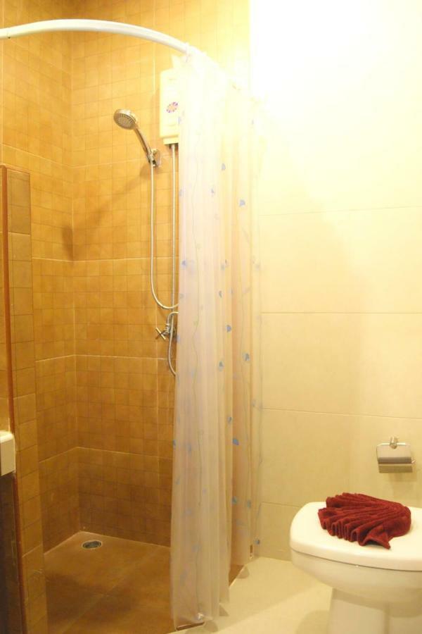 Enrico Hostel Patong Rum bild