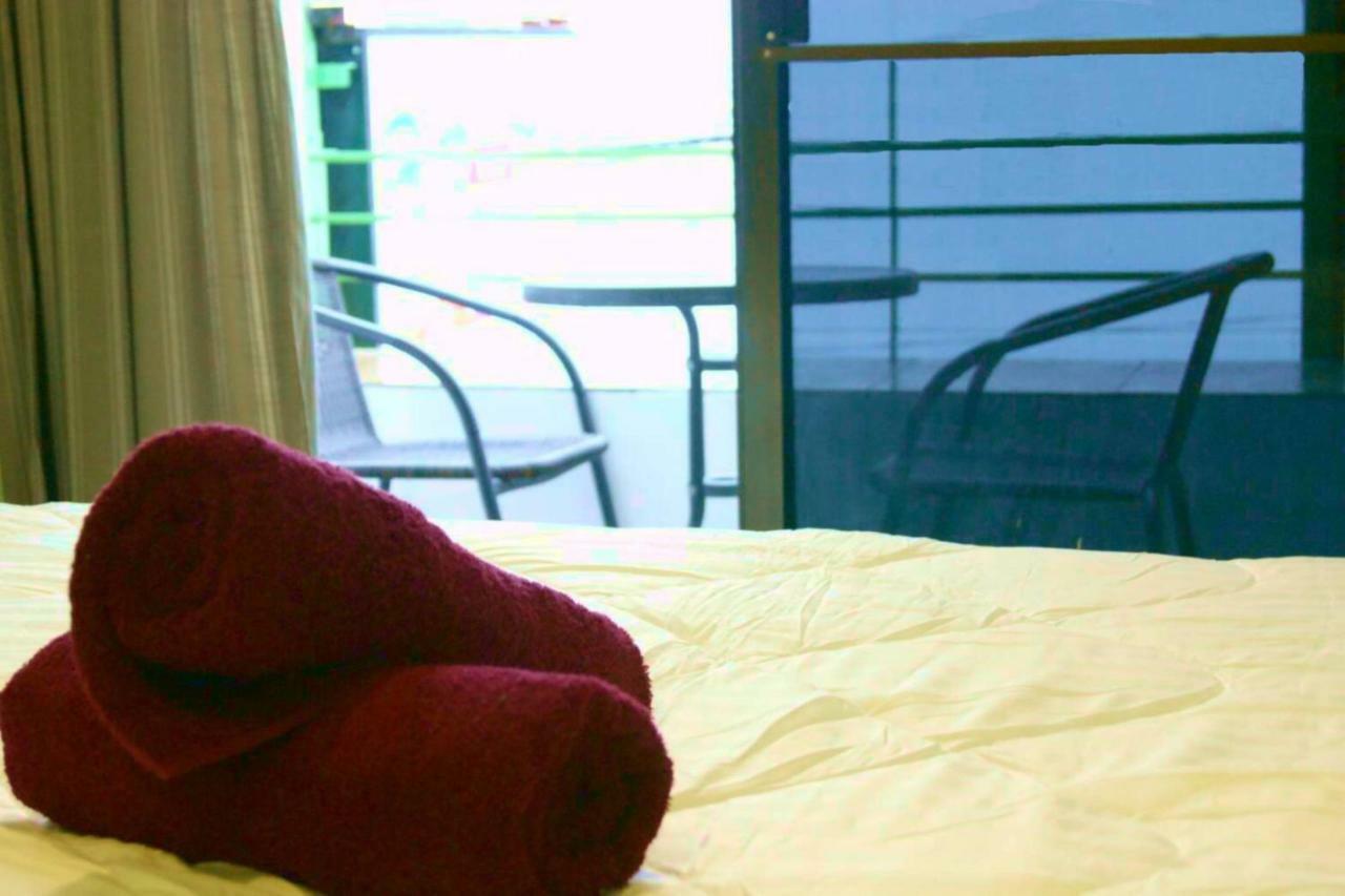 Enrico Hostel Patong Exteriör bild
