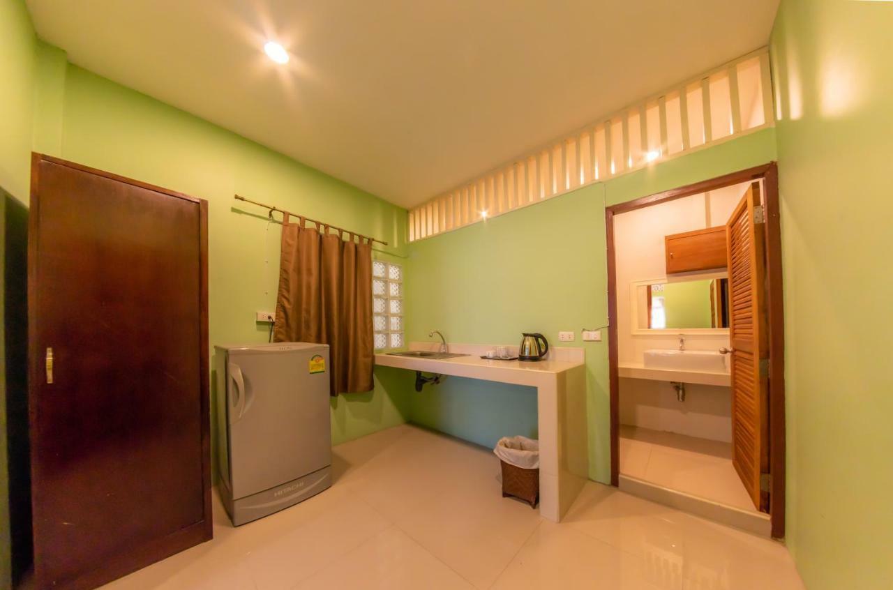 Enrico Hostel Patong Exteriör bild