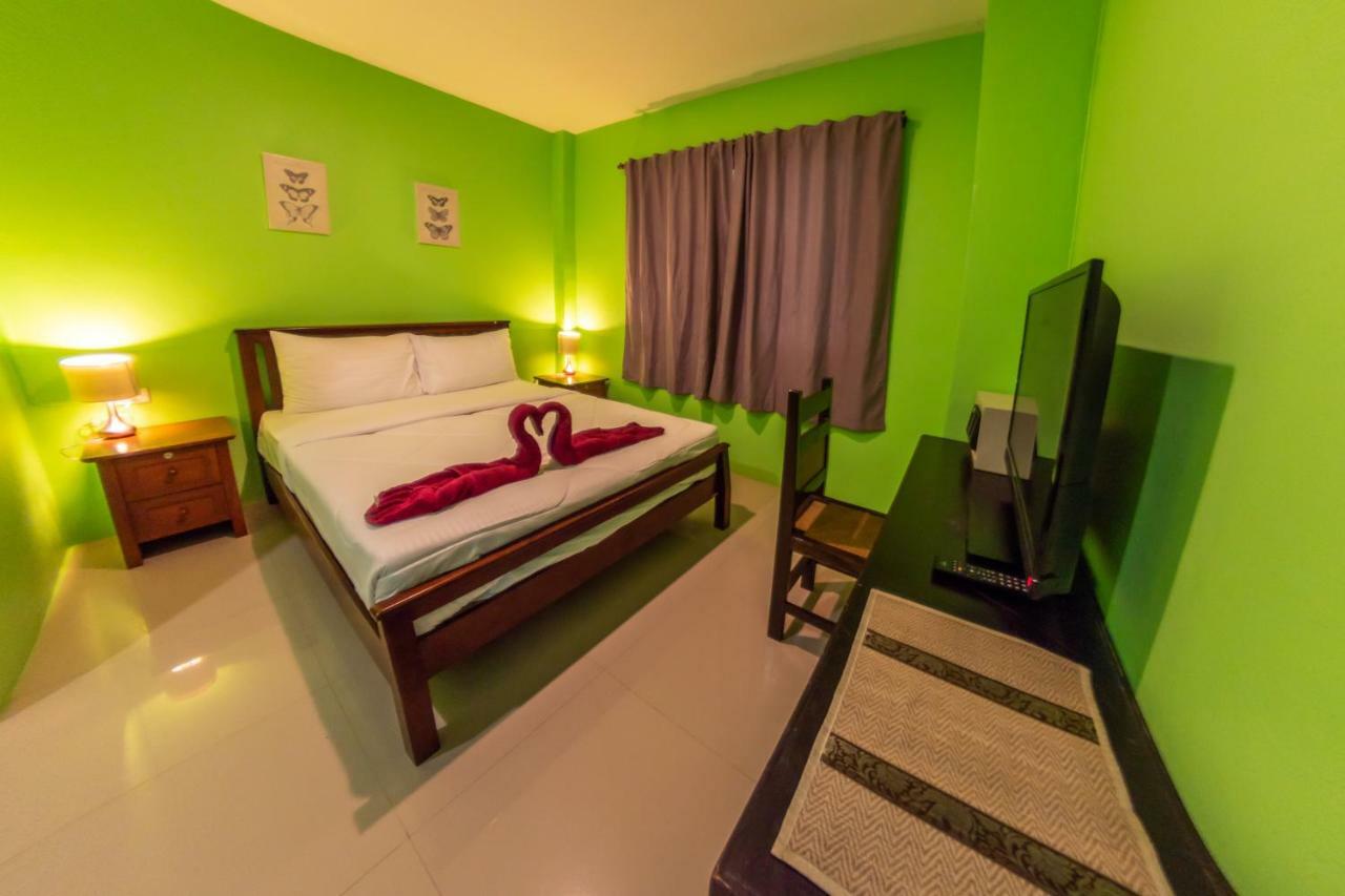Enrico Hostel Patong Exteriör bild
