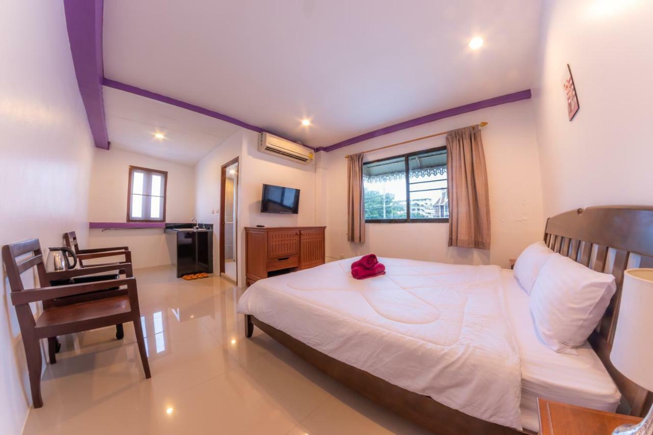 Enrico Hostel Patong Exteriör bild