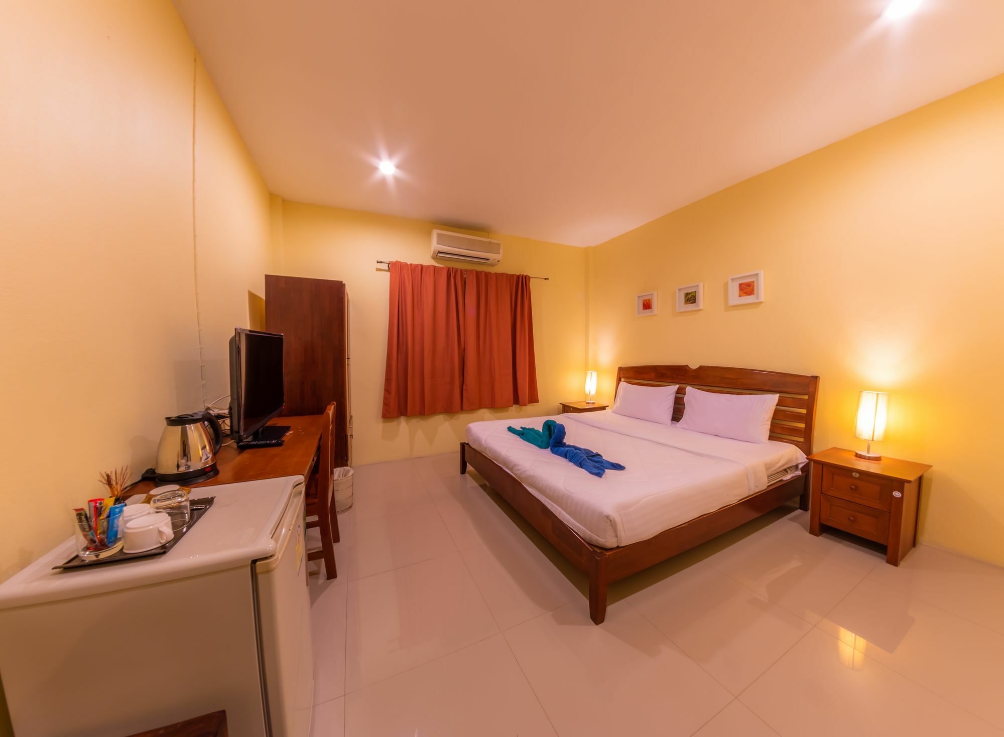 Enrico Hostel Patong Exteriör bild