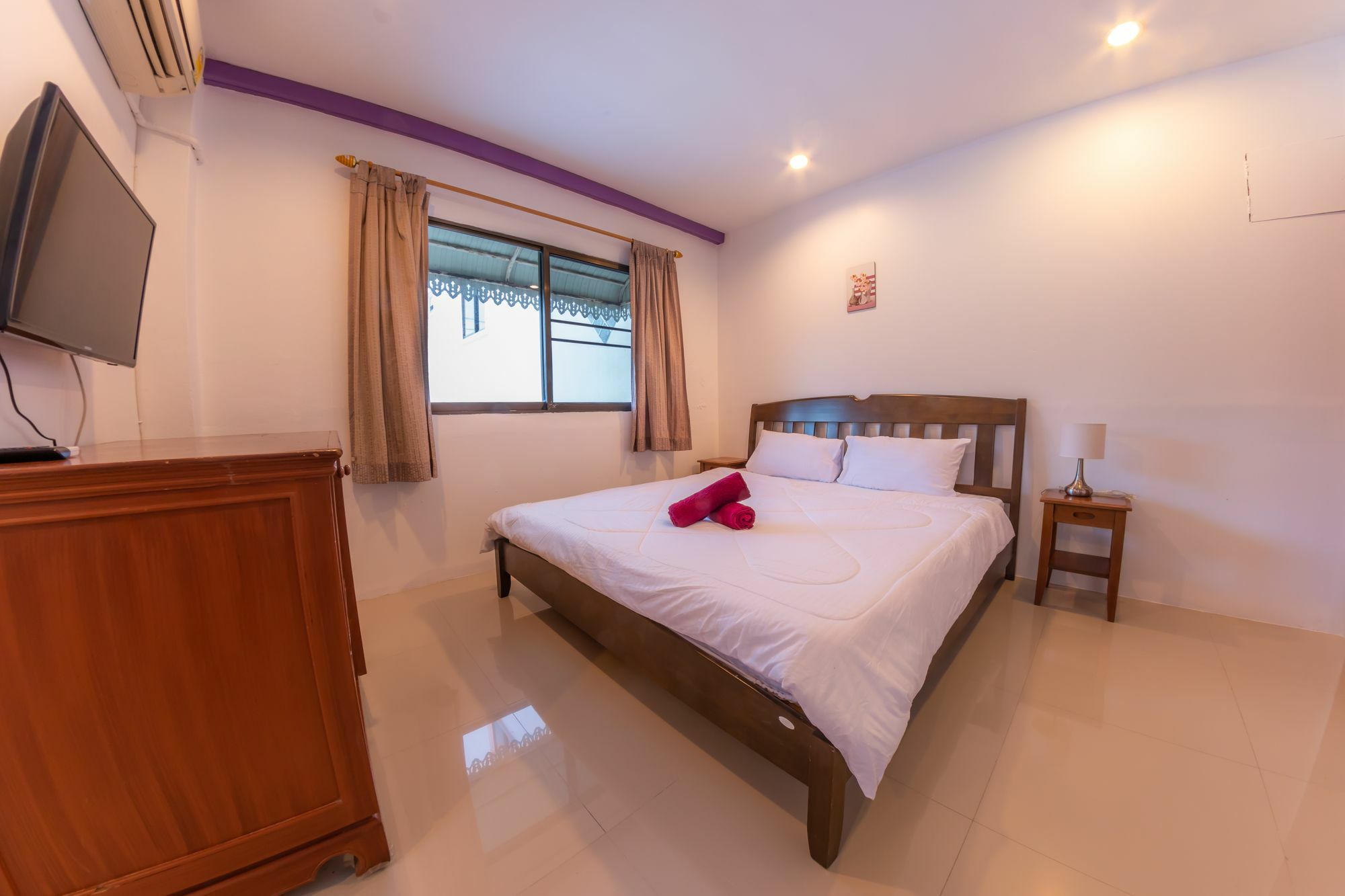 Enrico Hostel Patong Exteriör bild